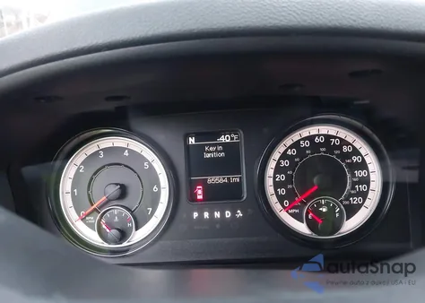 2018 Ram 1500 Express 4X4 5'7 Box z USA, uszkodzony, nr VIN 1C6RR7KTXJS148411